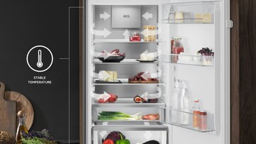 Combiné frigo/congélateur AEG avec porte ouverte